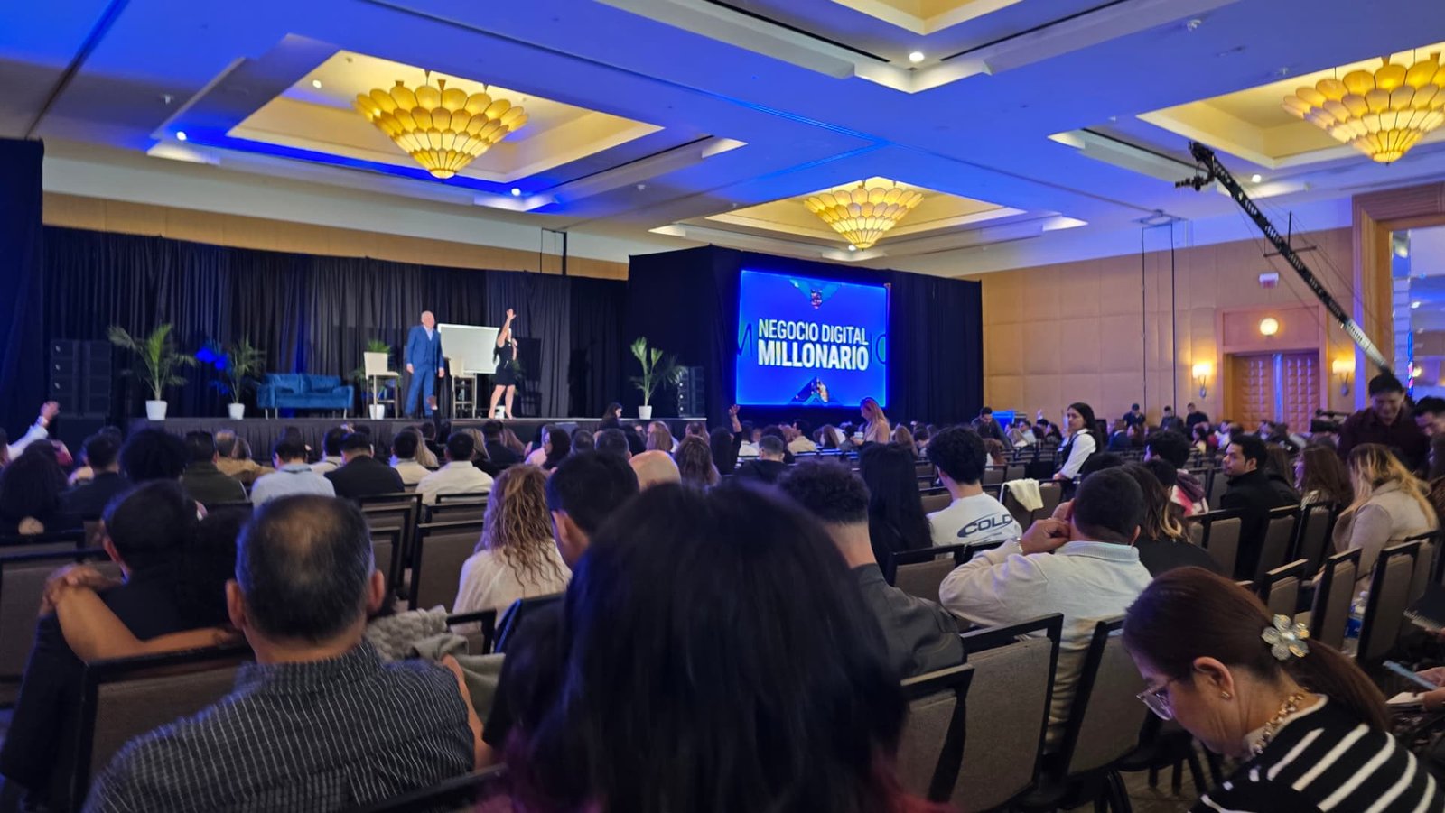 Conferencia de negocios y marketing con audiencia durante una capacitación.