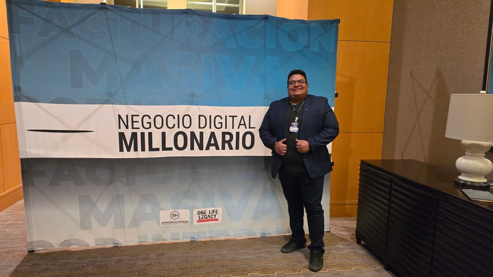Representante de KABOD SOLUTIONS en un evento de desarrollo de negocio digital.