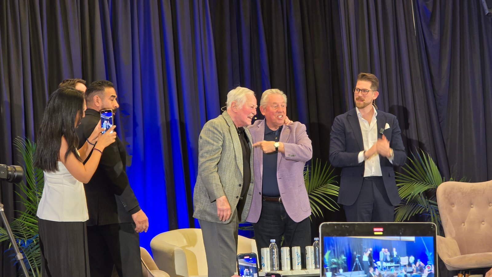 Brian Tracy en el escenario durante una experiencia de formación empresarial