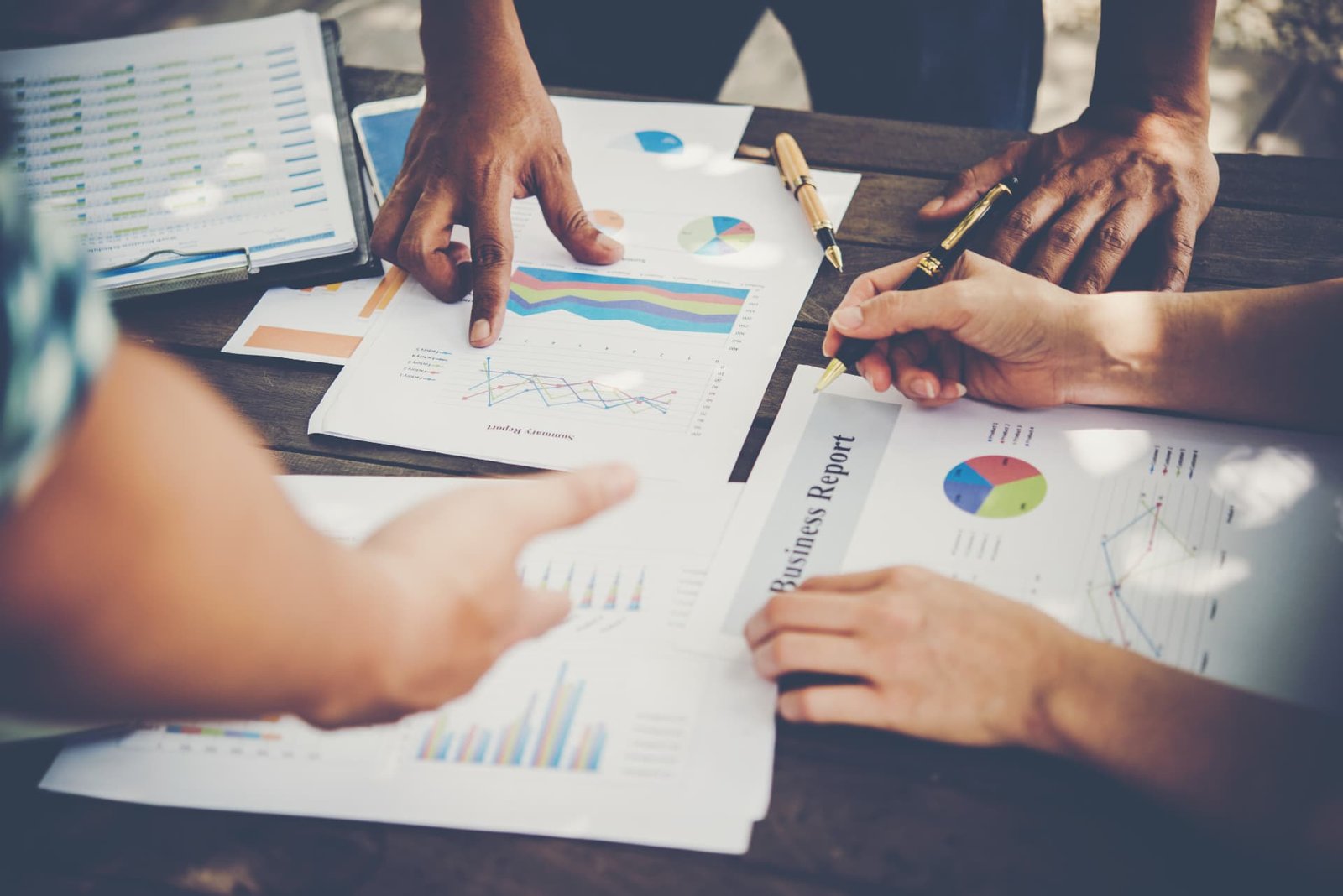 Profesionales revisando opciones y prioridades de negocio en una pizarra.