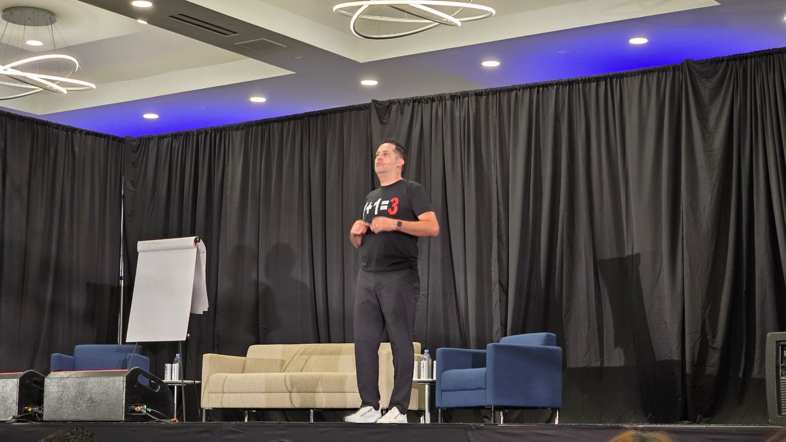Jorge Serratos de KABOD SOLUTIONS durante una conferencia de negocios y estrategia.